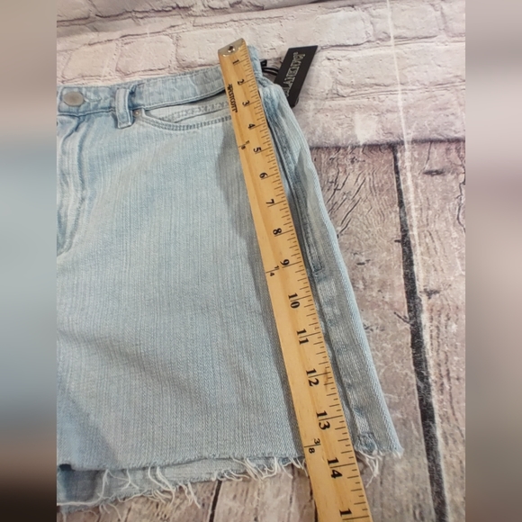 Blank NYC Reeve Cut Out Exposed High Waist Raw Hem Denim Shorts 30 - Picture 10 of 13